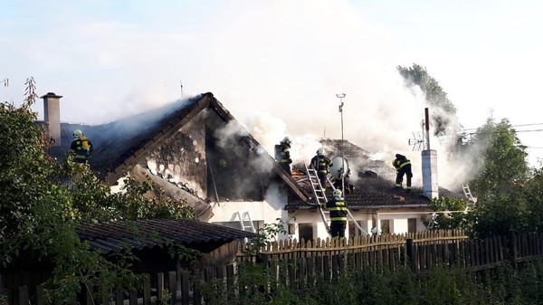 Rodinný dům na Benešovsku poničil požár. Škoda jde do milionů korun