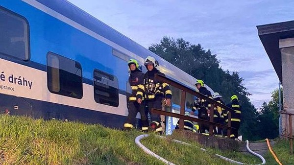 Požár zachvátil vlak na Děčínsku. Hasiči evakuovali 17 cestujících