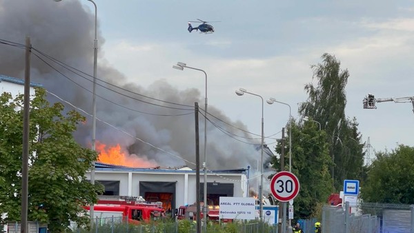 Rozsáhlý požár v Uhříněvsi: K hoříci hale vyjelo 16 jednotek hasičů