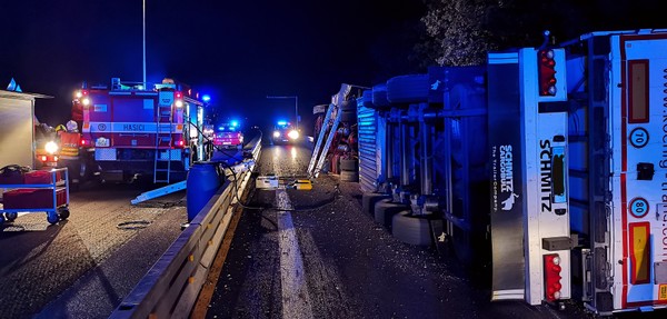 Na dálnici D8 u Prahy se převrátil kamion, nezraněného řidiče vytáhli z kabiny hasiči