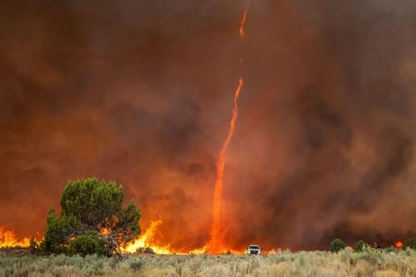 Kalifornii zasáhlo ohnivé tornádo, stovky hasičů bojují s obřími požáry
