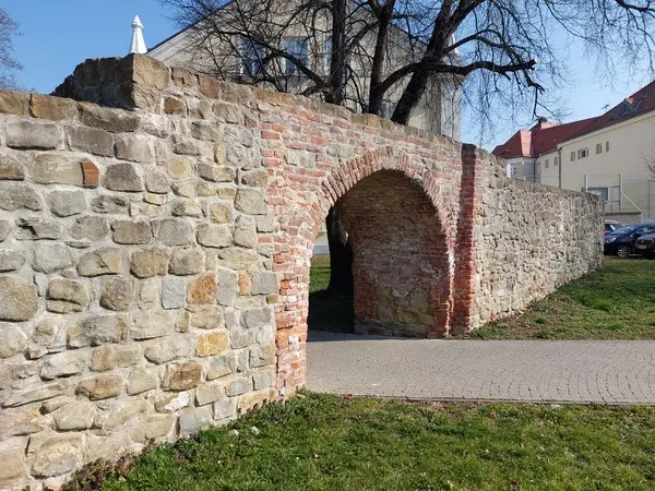 Zbytky středověkého opevnění