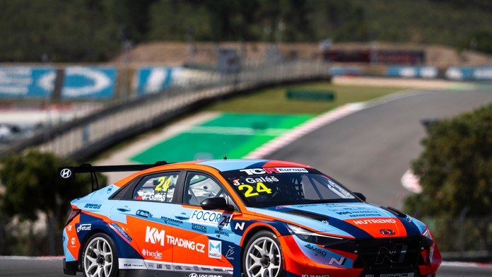 To je bourák. Český talent představil nadupané auto do nové sezony