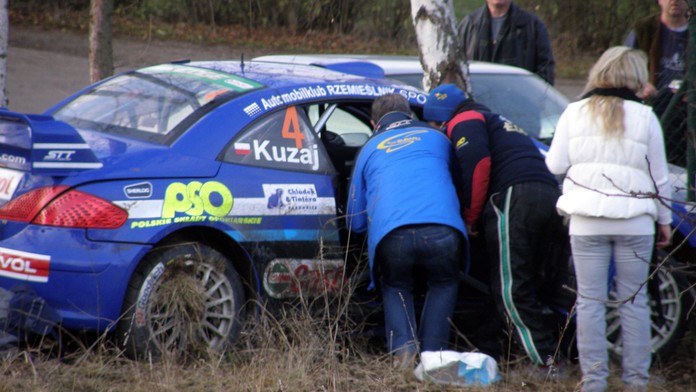 Polská posádka havarovala při rallye. Těžce zraněný řidič
