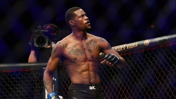 UFC zápasník s kamarádem zneškodnili muže, který střílel v plné restauraci