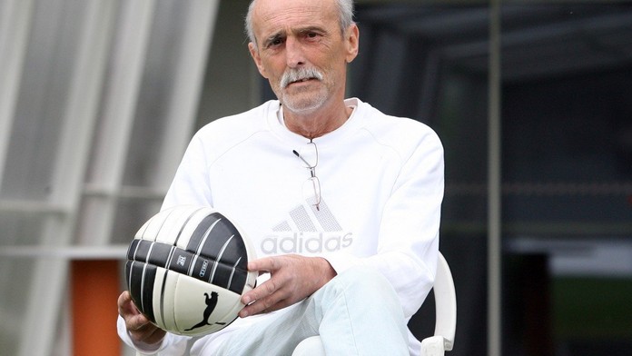 Zemřel legendární fotbalista Sloup. Van Bastenovi roztrhl čelo
