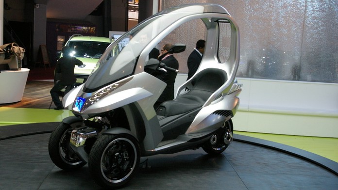 Tříkolová motorka na hybridní pohon