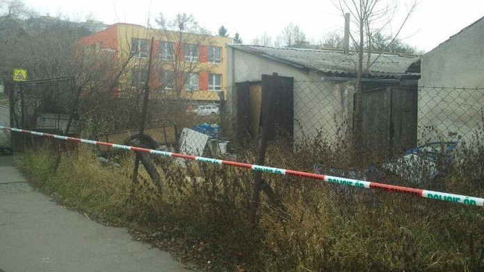 Muž bránil majetek ve své garáži! Jednoho lupiče střelil do hlavy