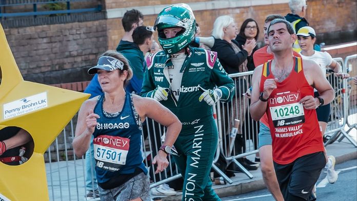 Parádní výkon, mechanik týmu F1 zaběhl maraton v závodním obleku