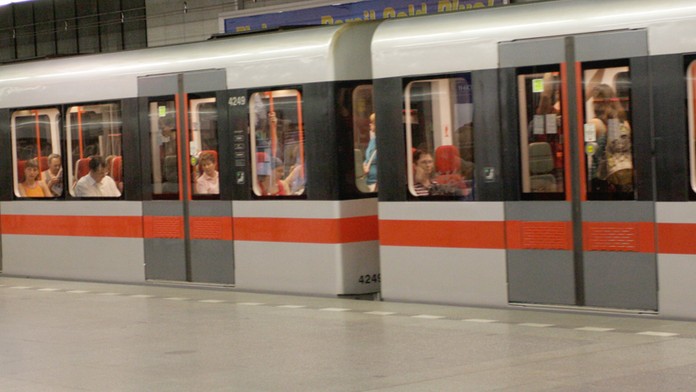 Na trase metra A jezdí vlaky už 30 let