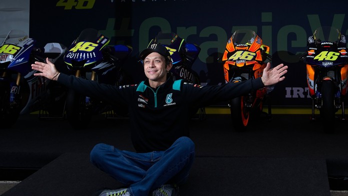 Legenda na trati nekončí. Valentino Rossi bude nadále závodit