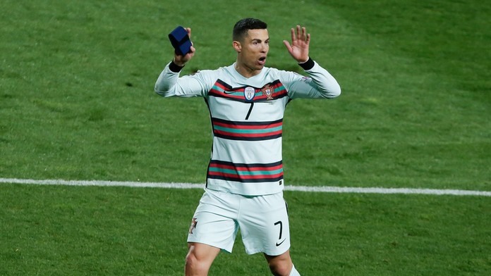 Odhozená Ronaldova páska šla do dražby! Vydělá miliony na dobrou věc