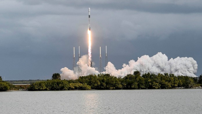Raketa Falcon vynesla na oběžnou dráhu rekordních 143 satelitů