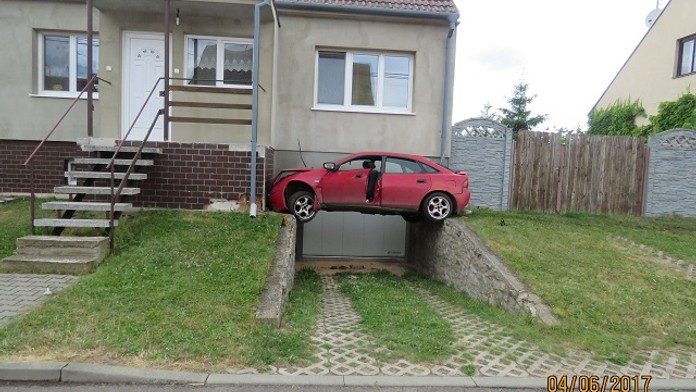 Opilec zaparkoval nad garáží. Jak se mu to podařilo?