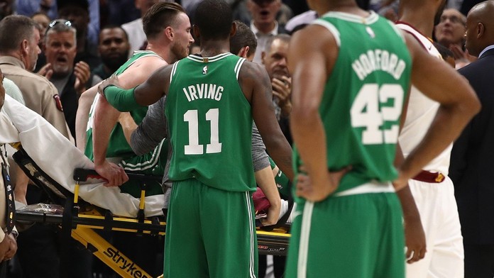 Start NBA zastínilo děsivé zranění. Obhájce titulu senzačně prohrál!