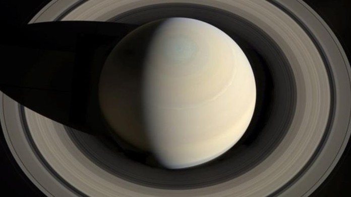 UNIKÁTNÍ FOTO: Cassini posílá záběry z těsné blízkosti Saturnu