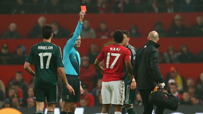 Zločin na Old Trafford! Fanoušek volal kvůli červené kartě policii