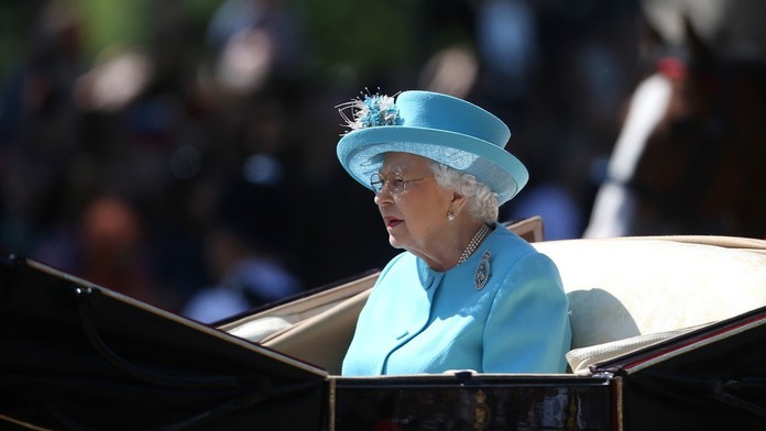Britové se připravují na nejhorší, už připravují i evakuaci královny