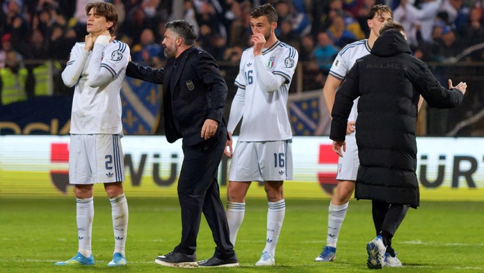 Zklamaní Italové a jejich kouč Gennaro Gattuso (druhý zleva)