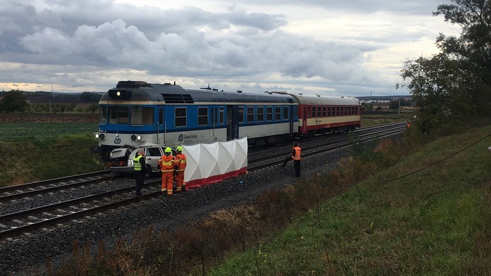 Vlak smetl na Vyškovsku na přejezdu auto, řidič srážku nepřežil