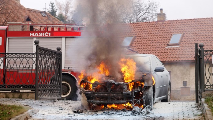 Při čelním střetu dvou osobních aut uhořel člověk, jedno auto bylo kradené