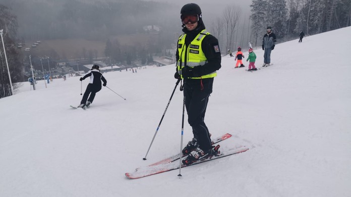 Užívají si volno, nebo pracují? Na svazích můžete narazit na policisty