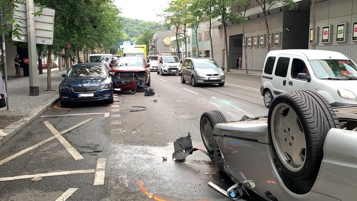 Auto po srážce skončilo v zaparkovaných vozech, druhé na střeše!