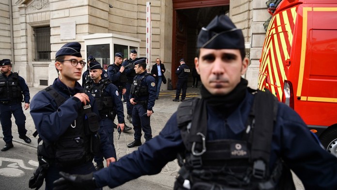 Prokurátor mluvil o extrémním násilí, popsal detaily útoku na policisty v Pařízi