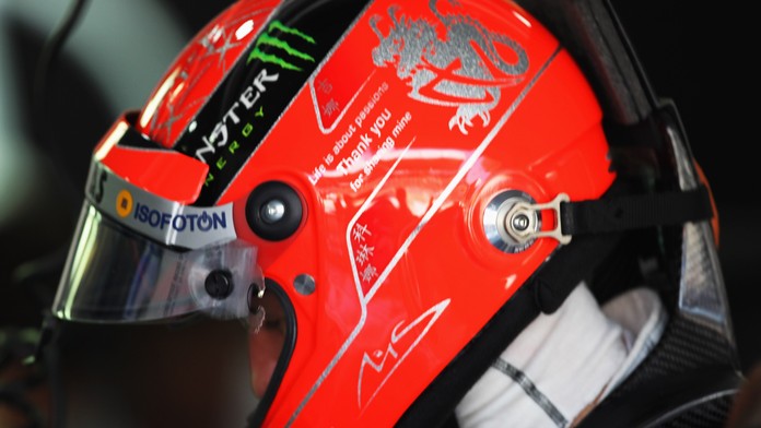 Schumacher má rozlučkovou přilbu, napsal na ni poděkování fanouškům