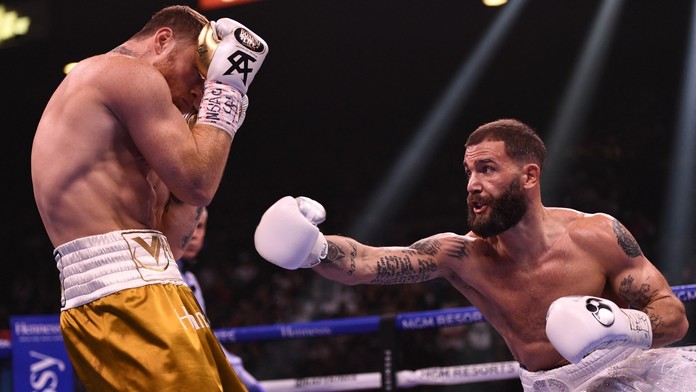 Caleb Plant v souboji s Canelem