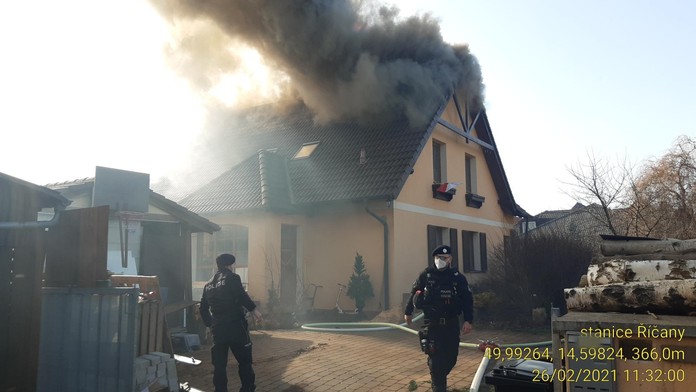Střecha domu zmizela v dýmu! K požáru vyjelo 12 hasičských jednotek