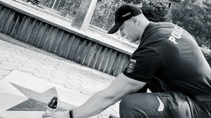 Policista zapálil svíčku za Patejdla u Fontány pro Zuzanu. Všechny tím dojal