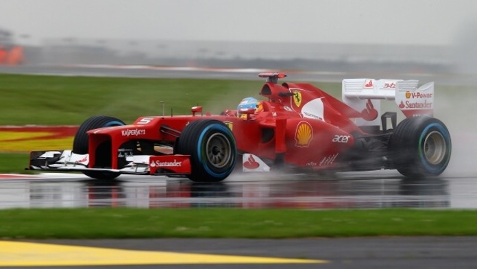 Deštivou a přerušenou kvalifikaci v Silverstone vyhrál Alonso