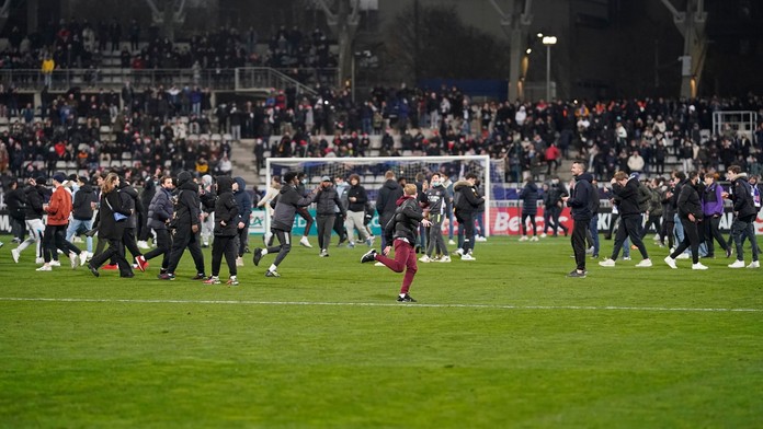 Chuligáni o poločase rozpoutali peklo, diváci utekli na hřiště, zápas se nedohrál