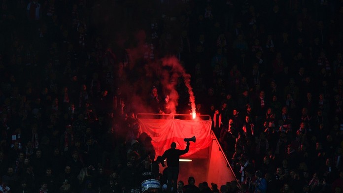 Fanoušek Antverp hodil dýmovnici na koně! Policie řešila sedm případů