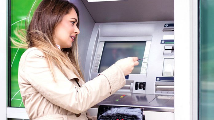 Žena našla v bankomatu 15 tisíc. Hned věděla, jak je použije