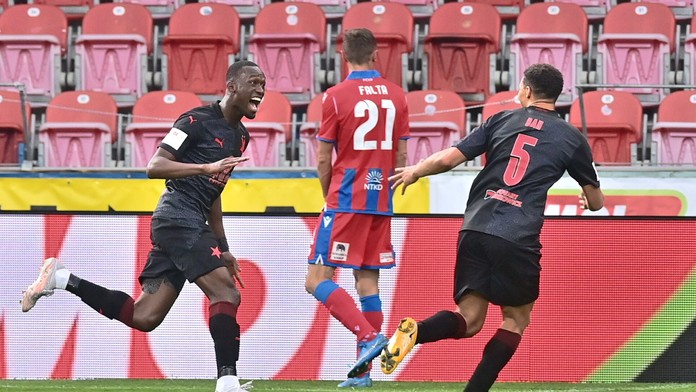 Aktivní Plzeň oslabilo vyloučení, Slavia po lize slaví i zisk poháru