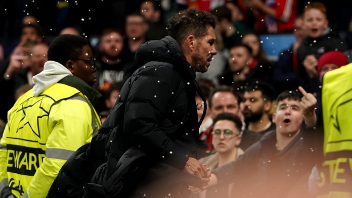Ostudné chování fanoušků United! Lahvemi zasypali trenéra soupeře