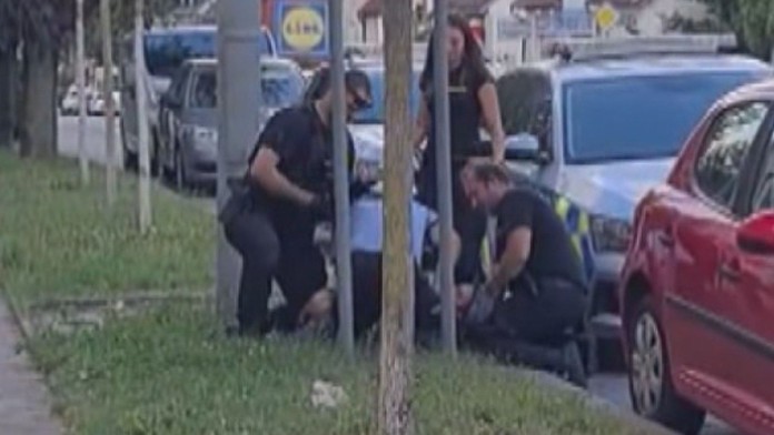 "Byl agresivní a skončil v Bohnicích", hájí policie svůj zákrok v Počernicích