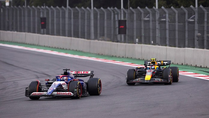 Vulgární gesto v F1. Lawson ukázal Pérezovi vztyčený prostředníček