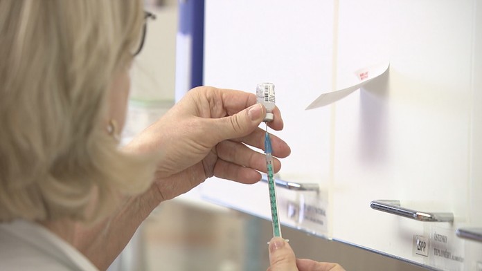 Češi mění názor, téměř polovina se chce nechat očkovat proti covidu