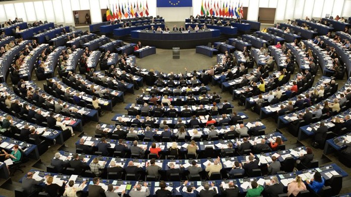 Co dělají čeští politici v Evropském parlamentu? Pilně pracují nebo se flákají?