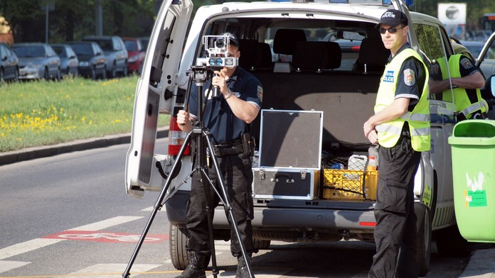 Přezdívky policistů: Proč se jim říká šmoulové, švestky nebo benga