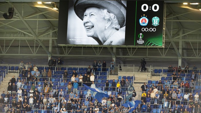 Ohavné chování na Slovensku. Fanoušci Slovanu vypískali královnu Alžbětu