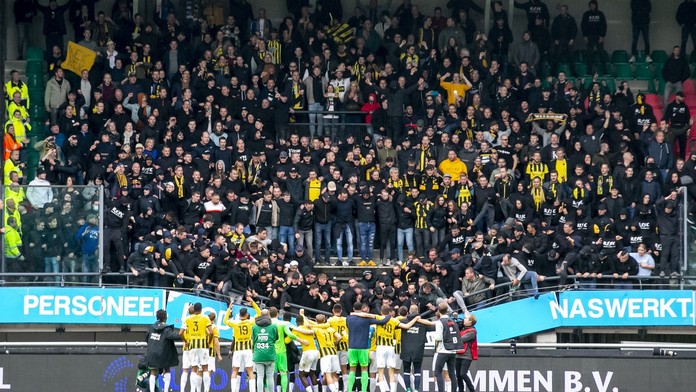 Chvíle hrůzy v Nizozemsku, tribuna se rozpadla přímo pod fanoušky