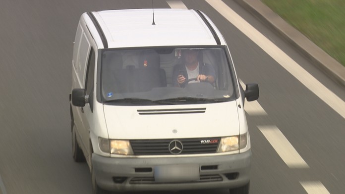 Řidič se podíval na zvonící telefon, na přechodu zabil dva lidi!