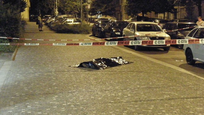 Muž tloukl na Žižkově hlavou o chodník a vzápětí zemřel