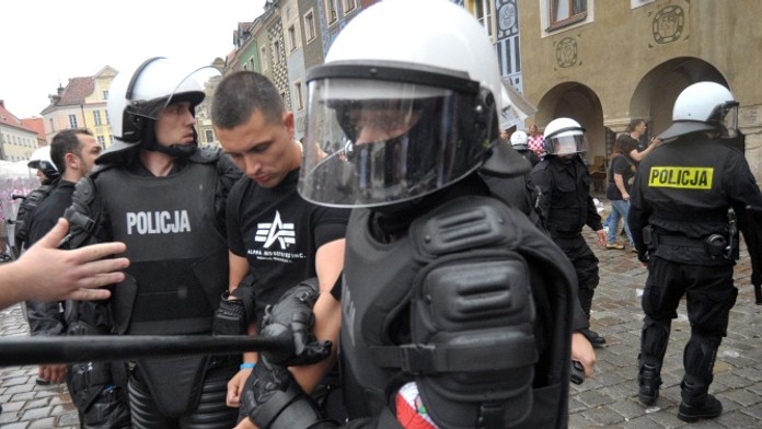 Ruští a polští fanoušci se rvali ve Varšavě, zasahovali těžkooděnci