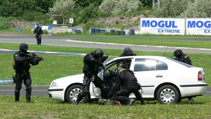 Policisté pozatýkali obchodníky s drogami! Našli u nich i samopaly!