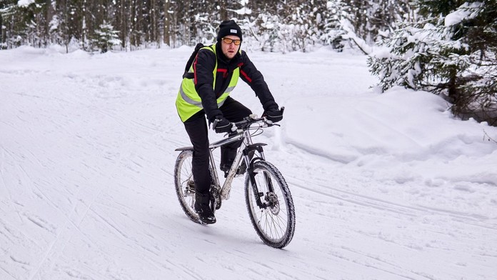 Cyklistovi se jízda po jezírku vymstila, život mu zachránil kamarád! VIDEO
